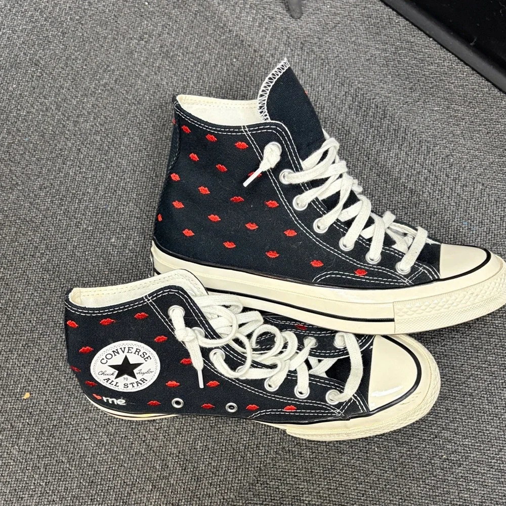 Converse Red Lip Sneakers 💋 - Picture 1 of 6